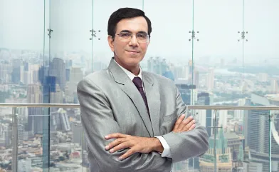 NRI select Programme banner with suited man against city sklyline.